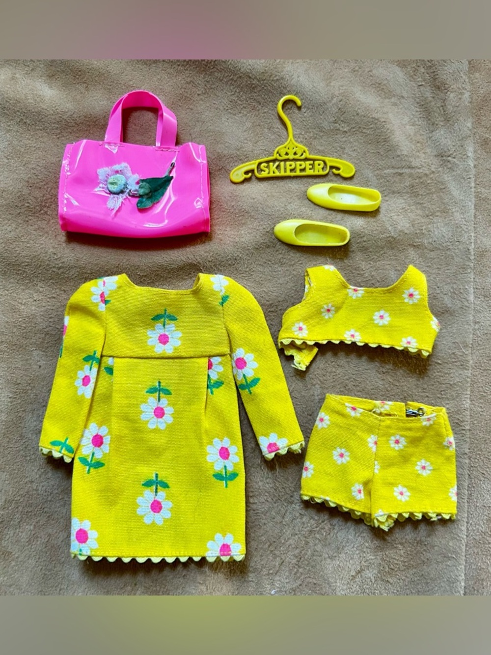 Mattel Skipper, Beachy Peachy Yellow Floral Doll Outfit with Pink Tote